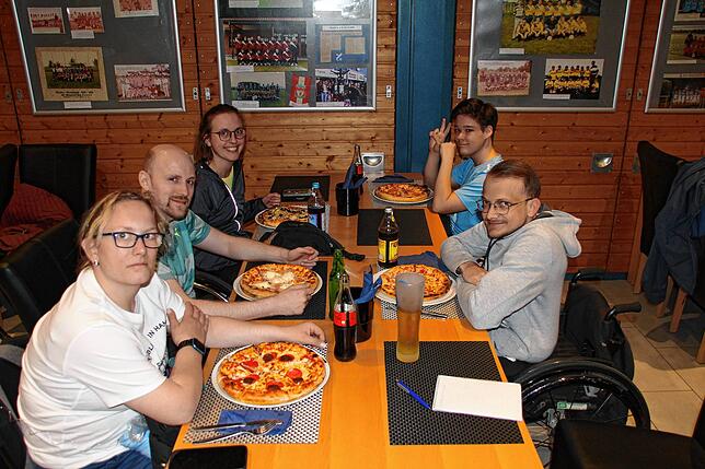 Nach dem Training folgt die Stärkung – im Clubheim gibt es Pizza. Auf dem Bild:Kim Dippelhofer, Denis, Dippelhofer, Aileen Reichle, Joel ...