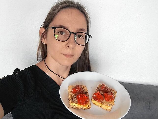 Laura Marionvic mit gegrilltem Fetakäse.