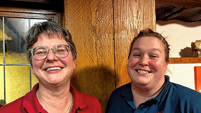 Die Vorsitzende Doris Mutter (links) gratulierte Veronika Schleicher (rechts) zur Wahl als neue Kassiererin im Landfrauen-Bezirk ...
