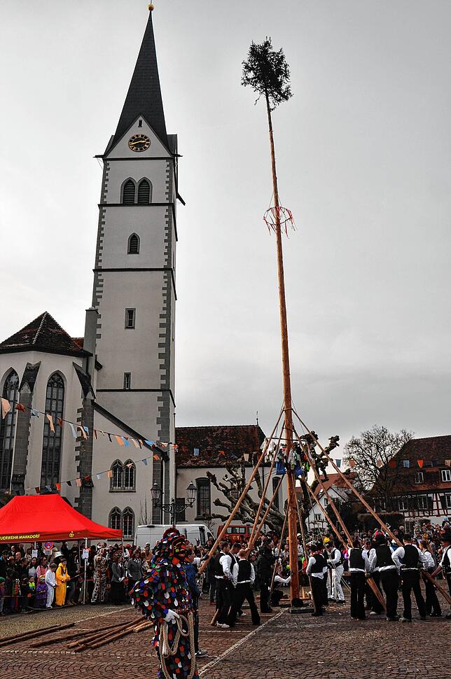 Bild 5: Beste Einblicke zum Narrenbaumsetzen in Markdorf – so feiert die Stadt!