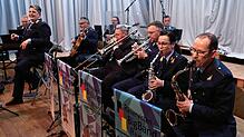 Die Reservisten-Bigband Rheinland spielt im Kurhaus in Bernau in einer kleineren Combo-Besetzung. Foto: Steffen Schmidt