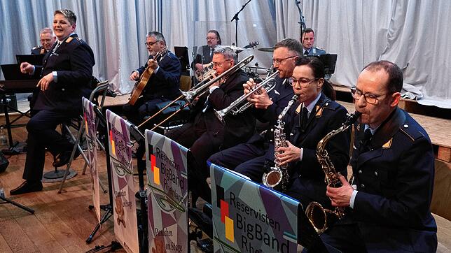 Die Reservisten-Bigband Rheinland spielt im Kurhaus in Bernau in einer kleineren Combo-Besetzung. Foto: Steffen Schmidt