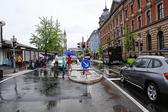Die Begegungszone am Bahnhofsplatz, die eher verwirrte und fragende Gesichter hinterlässt. Attraktiv ist dieser Bereich der Stadt (noch) ...