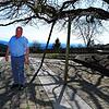 Hans-Peter Kleemann auf der sonst gut besuchten Terrasse auf dem Höchsten. Er wird die Terrasse jetzt vergrößern, weil die Gäste gerne ...