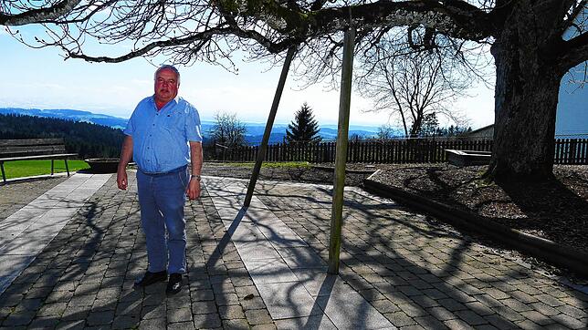 Hans-Peter Kleemann auf der sonst gut besuchten Terrasse auf dem Höchsten. Er wird die Terrasse jetzt vergrößern, weil die Gäste gerne ...