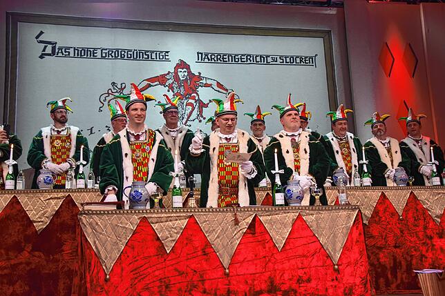 Das Hohe Grobgünstige Narrengericht zu Stocken bei der Urteilsverkündung durch Narrenrichter Jürgen Koterzyna (Mitte).