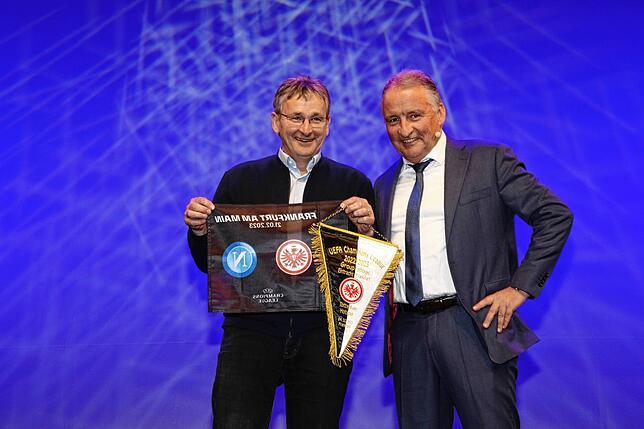 Für Bernd Walz, Fachbereichsleiter Bildung und Sport (links), hatte Lutz Wagner Wimpel und Fahne von Spielen der Champions League als ...