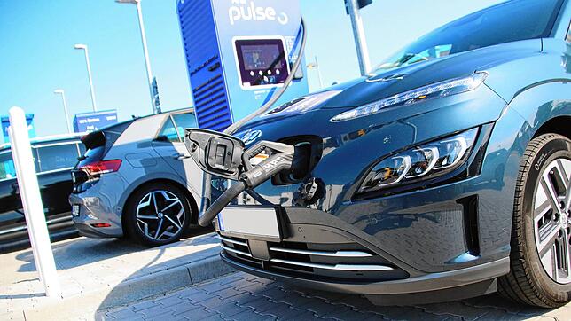 Elektroautos laden Strom an einer Schnellladesäule.
