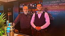 Besitzer Ralf Felder (links) und Andrej Ursu, der an diesem Abend die Gäste bedient.