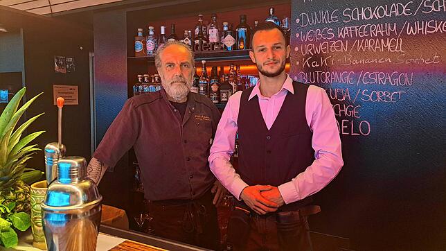 Besitzer Ralf Felder (links) und Andrej Ursu, der an diesem Abend die Gäste bedient.
