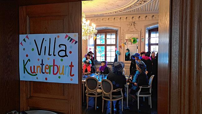 Bild 12: Wiiberrätschede 2025: Im Rathaus feiern die Wehrer Wiiber wild