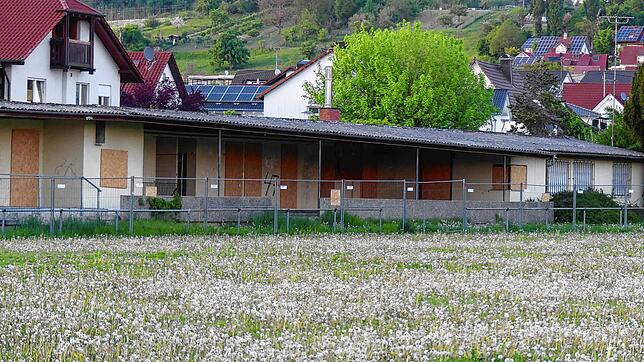Der Abbruch des alten Vereinsheims des Sportvereins Bermatingen wird wegen vieler Schadstoffe teurer als erwartet. Foto: Christiane Keutner