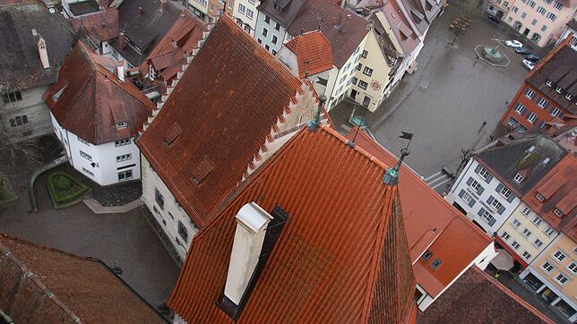 Blick vom Münsterturm aus aufs Überlinger Rathaus. Die Gemeinderäte verlangen eine transparentere Informationspolitik in Sachen ...
