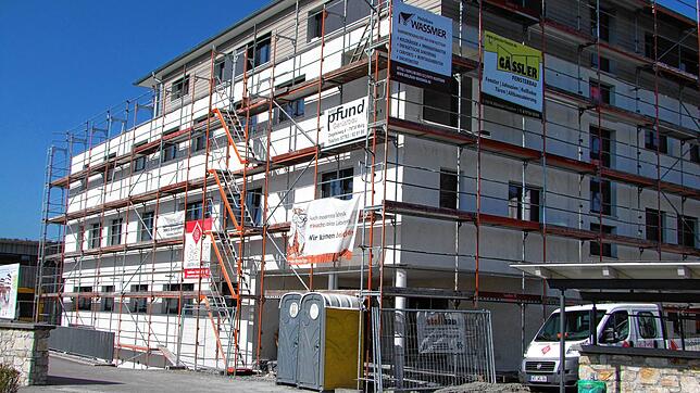Im Erdgeschoss und ersten Obergeschoss des &bdquo;Sozialen Projektes Pfarrwiese&ldquo; entstehen derzeit in Hohentengen Praxisräume für ...