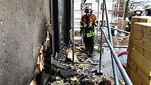 Teile der Außenfassade eines Wohnhauses in Gottmadingen-Bietingen liegen nach dem Brand in Schutt und Asche.