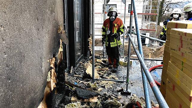 Teile der Außenfassade eines Wohnhauses in Gottmadingen-Bietingen liegen nach dem Brand in Schutt und Asche.