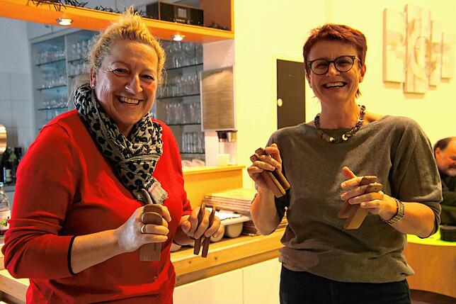 Die Klepperle-Profis Sabine Buhl (links) und Nicole Bohner zeigen Neulingen, wie man mit den Klepperle an der Fasnacht richtig viel Spaß ...