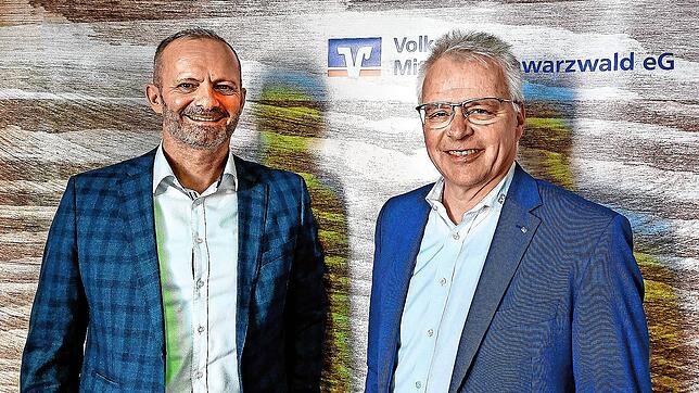 Oliver Broghammer (links) und Martin Heinzmann sind mit der Bilanz der Volksbank Mittlerer Schwarzwald für 2024 zufrieden. Foto: Lupfer