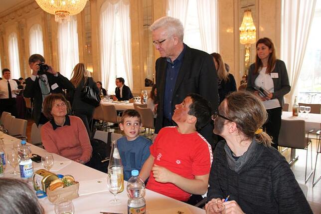 Der Ministerpräsident bedankte sich nach dem gemeinsamen Mittagessen bei den Walder Sternsingern für ihr Kommen. Unser Bild zeigt ...