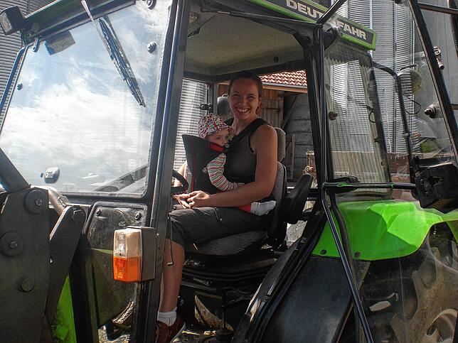 Wenn‘s klemmt, hilft Rosalie Müller auch ihrem Mann in seiner Landwirtschaft und wenn grad kein Babysitter Zeit hat, findet sich ...