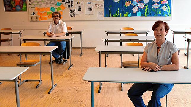 Im Staufer-Gymnasium haben Schulleiterin Anette Ebinger und ihr Stellvertreter Achim Prinz unter anderem auf genügend Abstand zwischen ...