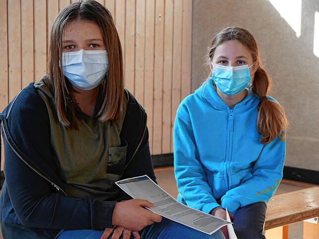 Maja (links) und Lena (rechts, die beide die sechste Klasse besuchen, warten darauf, dass auch sie getestet werden.