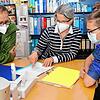 Ärztin Susanne Posselt (Bildmitte) und Jochen Künzel, der Leiter des Psychosozialen Dienstes der Nachsorgeklinik Tannheim (links), ...