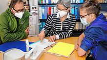 Ärztin Susanne Posselt (Bildmitte) und Jochen Künzel, der Leiter des Psychosozialen Dienstes der Nachsorgeklinik Tannheim (links), ...