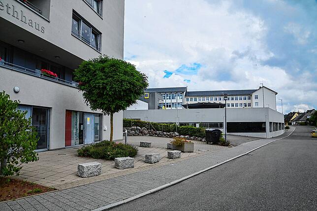 Und so sieht der Straßenzug heute aus. Am linken Bildrand ist das Elisabethhaus zu erkennen. Daneben das untere Parkdeck des ...