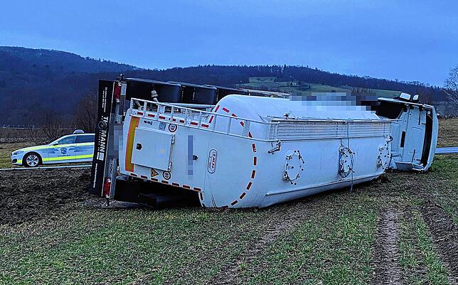 Der Sattelzug liegt im Feld.