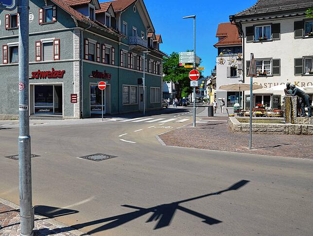 Deutlich nachgedunkelt ist das Beige des Shared-Space-Bereichs am Latscheplatz.