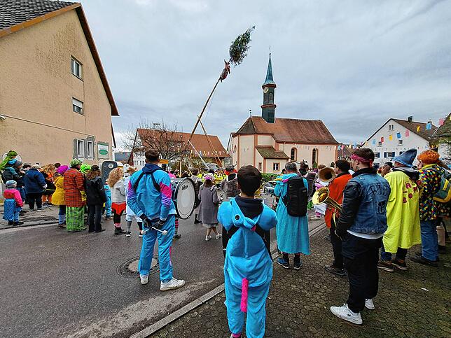 Gebannt schauen die Narren zu.