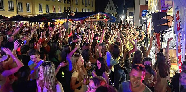 (Archivbild von 2024) Das Seetorfescht in Allensbach sorgt für viel Freude bei den Besuchern. Bis tief in die Nacht wird gefeiert und ...