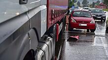 Der Lastwagen fuhr auf das Auto auf. Es wurde niemand verletzt.