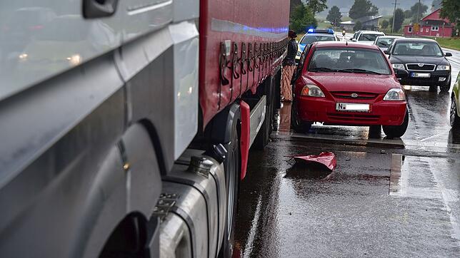 Der Lastwagen fuhr auf das Auto auf. Es wurde niemand verletzt.