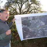 IVI-Vorsitzender Fritz Käser erläutert den Streckenverlauf des Planungsfalls 7.5. Bild: Jörg Büsche