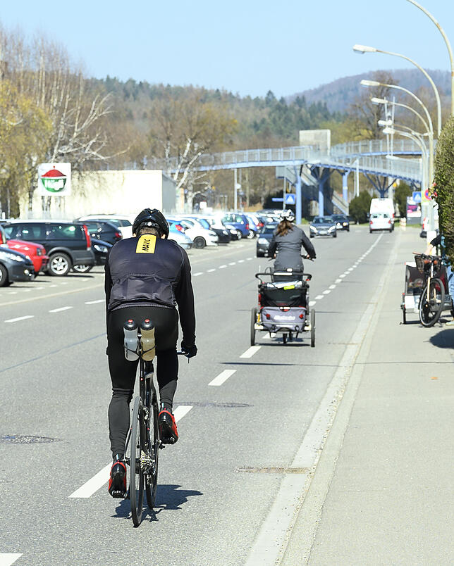 Die gestrichelte Linie markiert den Schutzstreifen in der Güttinger Straße. Sie dürfen im Begegnungsverkehr mit breiten Fahrzeugen ...