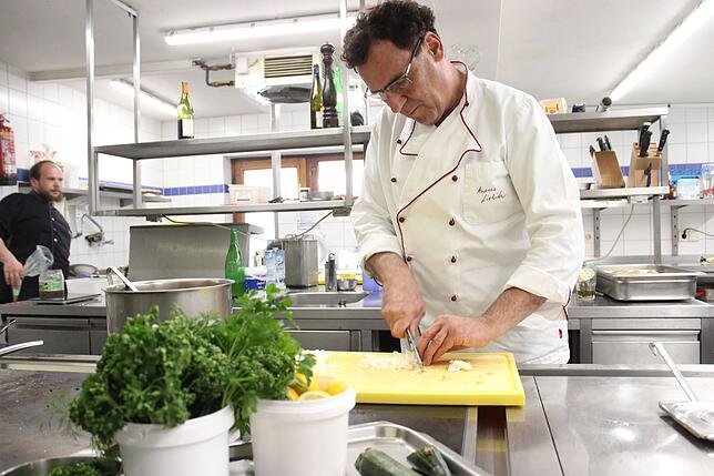 Andreas Liebich bei der Arbeit in der Küche des Hotels Johanniter-Kreuz.