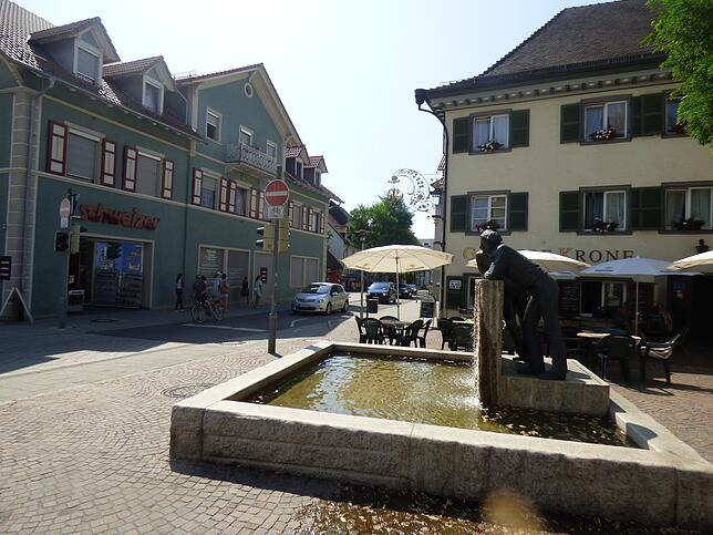 1998 wurde der Latscheplatz mit dem Brunnen und den beiden Latsche-Jungs bei der Künstlerin Esther Seidel in Auftrag gegeben.