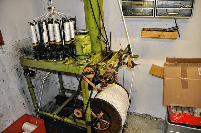 Mit der Flechtmaschine in der Werkhalle werden Seile selbst hergestellt.