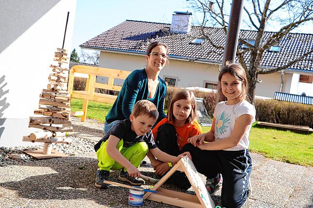 Samuel, Emilian und Leoni Scheuble (von links) halten sich mit ihrer Mutter Susanne viel im Garten auf. Der „Hausarrest“ ...