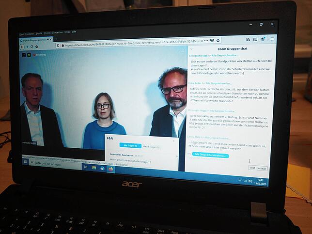 Zahlreiche Bürger beteiligten sich an der digitalen Bürgerversammlung zum Thema Windpark mit (von links) Bürgermeister Johannes Moser, ...