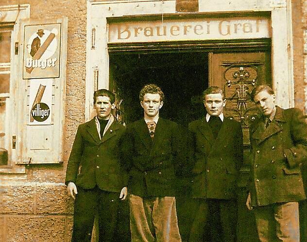 Die Bräunlinger Jugend postiert sich in den 1950er Jahren vor dem „Graf“.