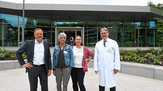 Der 14,5 Millionen-Euro-Neubau Haus Baden bei der Schmieder Klinik in Gailingen mit (von links) Klinikmanager Jörg Krumm, ...