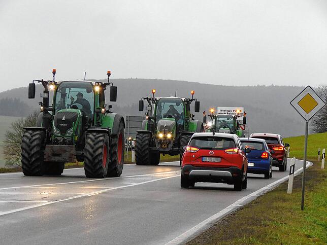 Schon auf der Anfahrt nach Tuttlingen sorgte der Traktorenkonvoi für Aufsehen und Verkehrsbehinderung wie hier oberhalb von Hintschingen ...