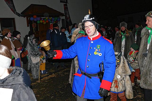 Bild 28: Riedböhringen ist ab sofort in Narrenhand. Nachtumzug eröffnet dreitägiges Narrentreffen.