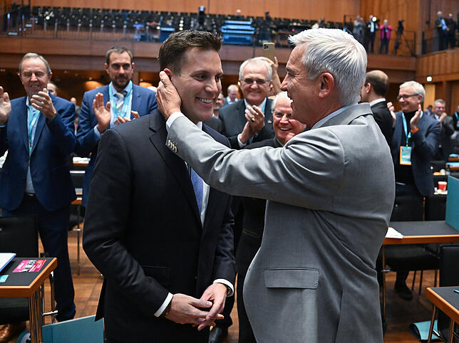Glückwünsche vom Förderer: Manuel Hagel (l), der neue Landesvorsitzende der CDU Baden-Württemberg, nimmt im November 2023 beim ...