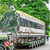 Ein beschädigter Wagen wird abtransportiert.