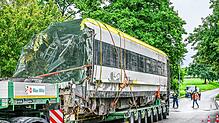 Ein beschädigter Wagen wird abtransportiert.