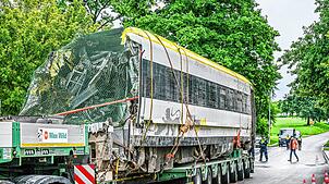 Ein beschädigter Wagen wird abtransportiert.